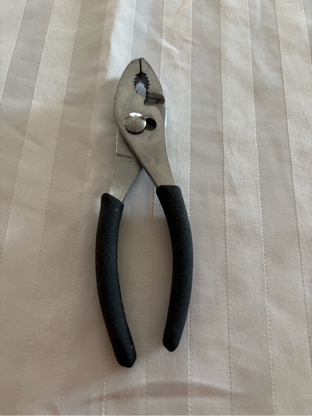 Gray 6 1/4-in. Ergonomic Slip Joint Pliers (Good Condition)